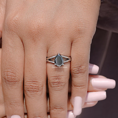 Pear-cut black moissanite ring in 925 sterling silver, split shank band view