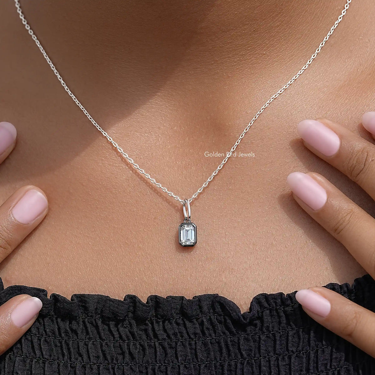 Neckline pendant necklace with rectangular bezel-set stone and links chain