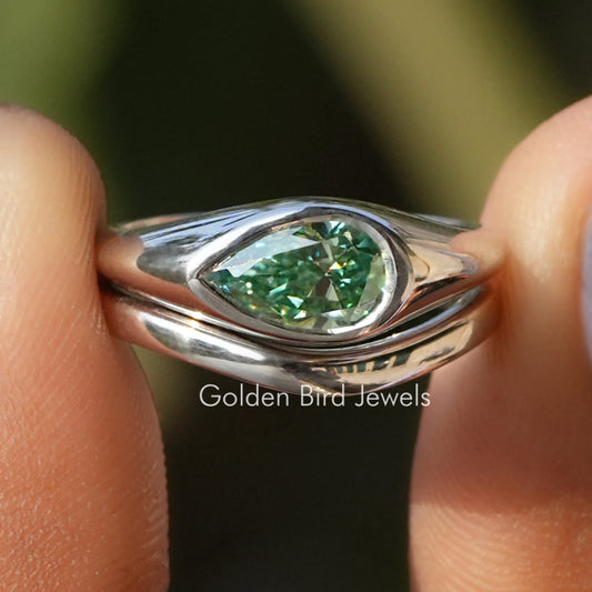 Silver pear-cut green solitaire ring with prong setting, glossy band