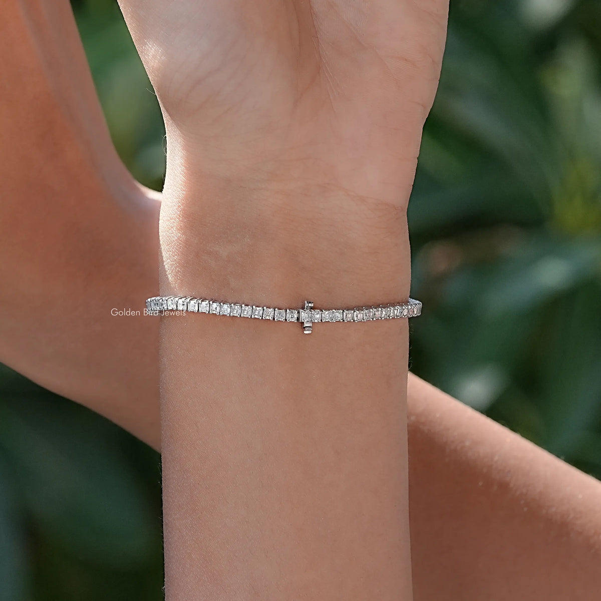 Silver tennis bracelet with central clasp detail and asscher-cut moissanite stones