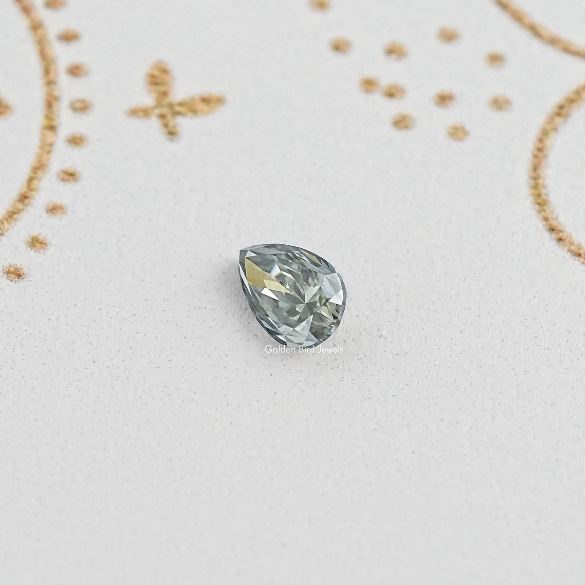 Display View of highlighting gray pear shaped moissanite 