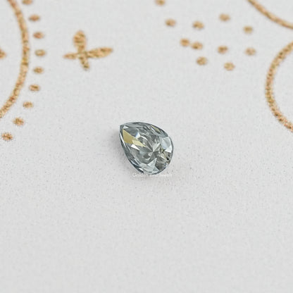 Display View of highlighting gray pear shaped moissanite 
