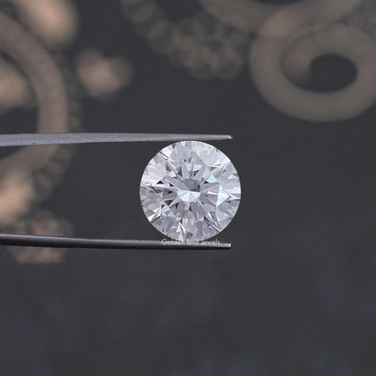 Single round-cut lab-grown diamond in tweezers, faceted white brilliance