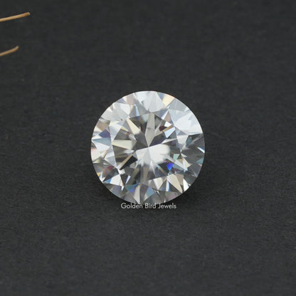 Round brilliant-cut moissanite gemstone, clear stone with sparkling facets