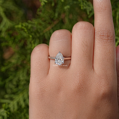 925 sterling silver pear-cut solitaire engagement ring with clear center stone on band