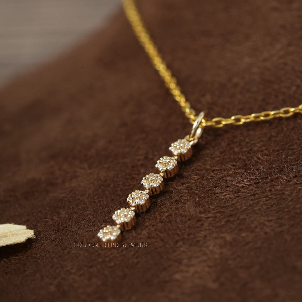 In front view of moissanite round cut pendant