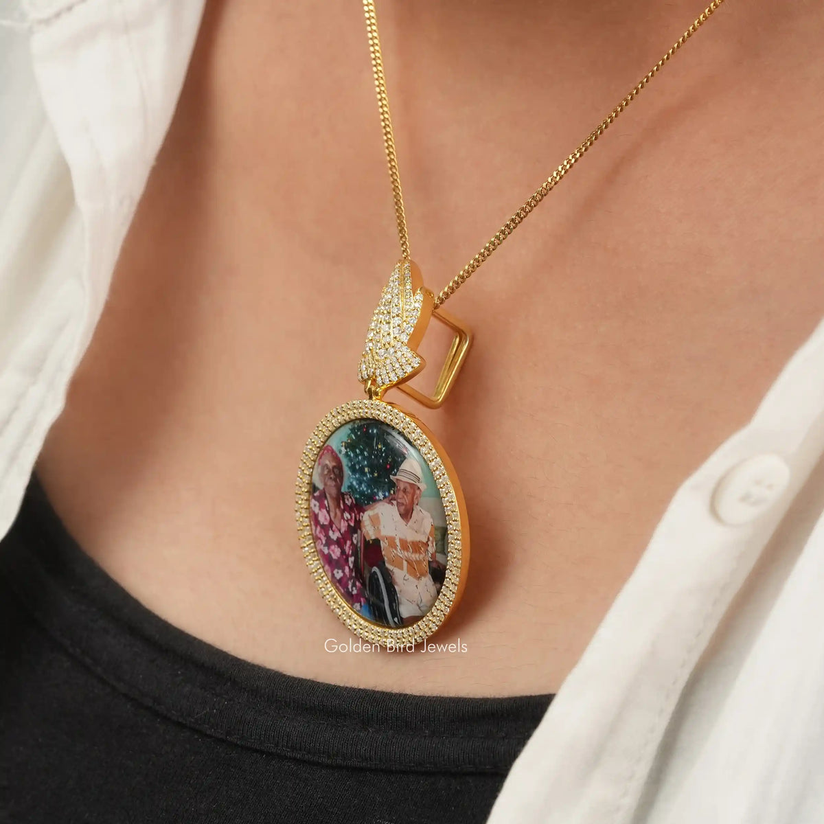 Side view of round cut pendant In yellow  Gold
