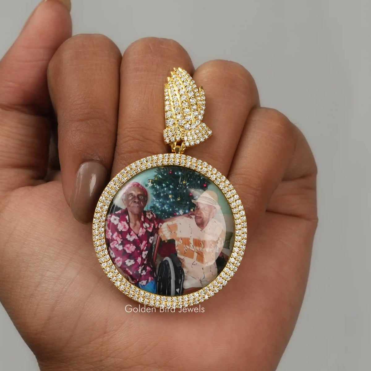 In front view of moissanite round cut pendant