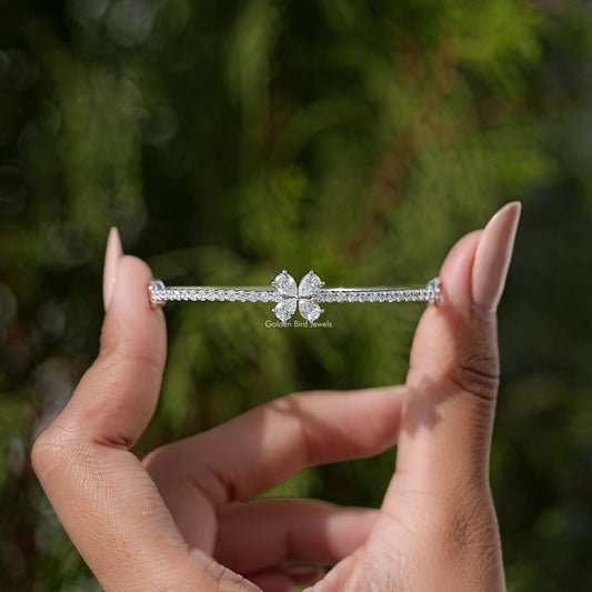 Diamond-encrusted bangle bracelet with central flower sparkle