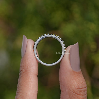 Round-stone eternity band ring with green peridot-like stones on metal band