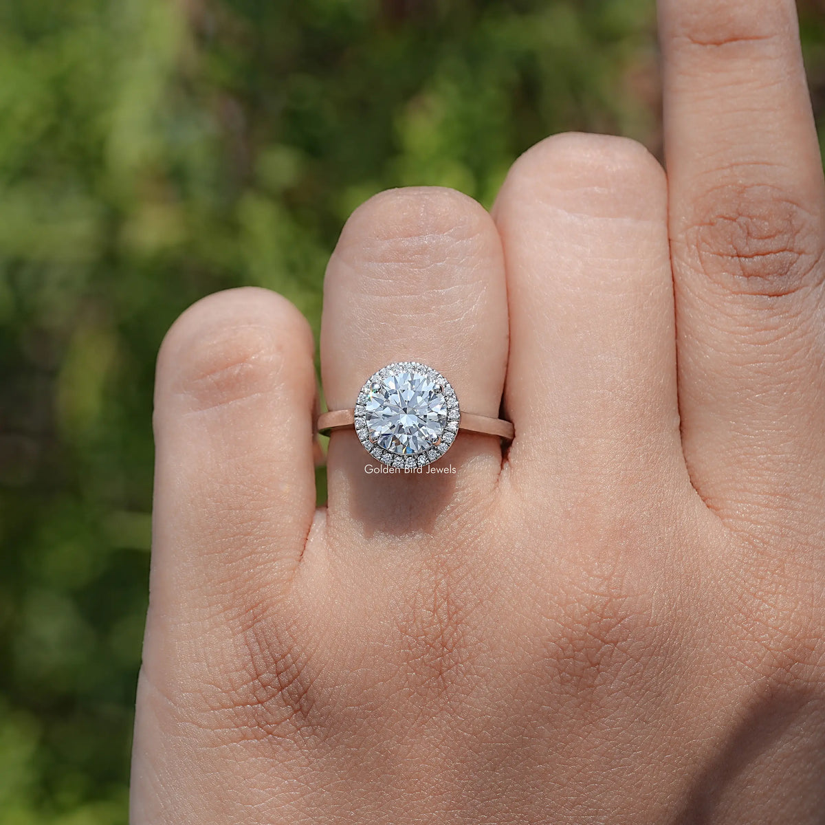 Top View Of Round shaped diamond engagement ring 

