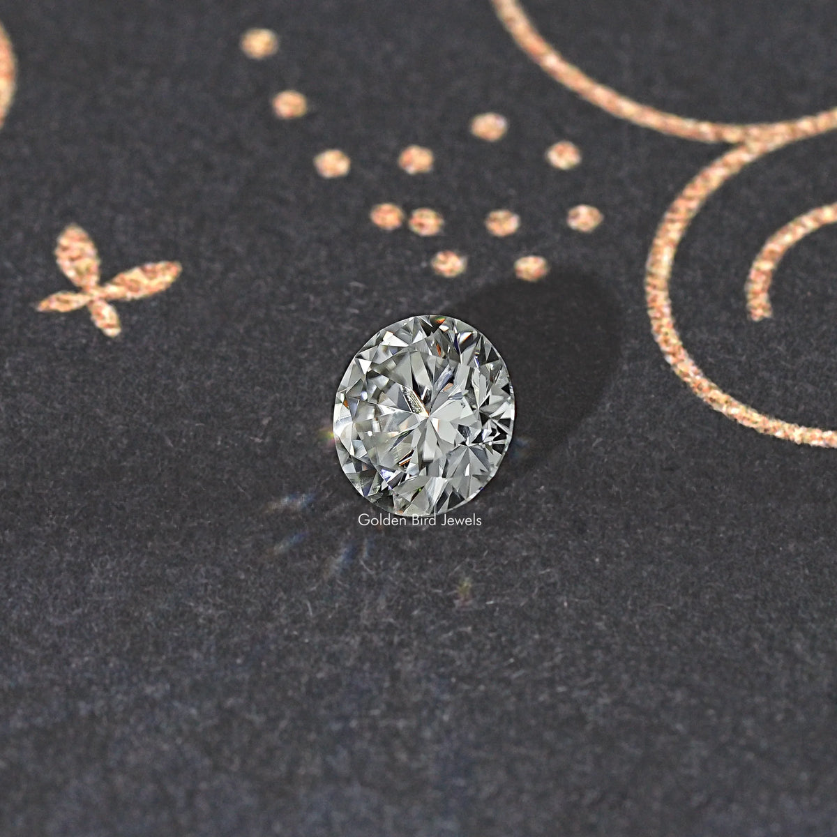 Round moissanite loose stone, round brilliant-cut, clear with prismatic facets.