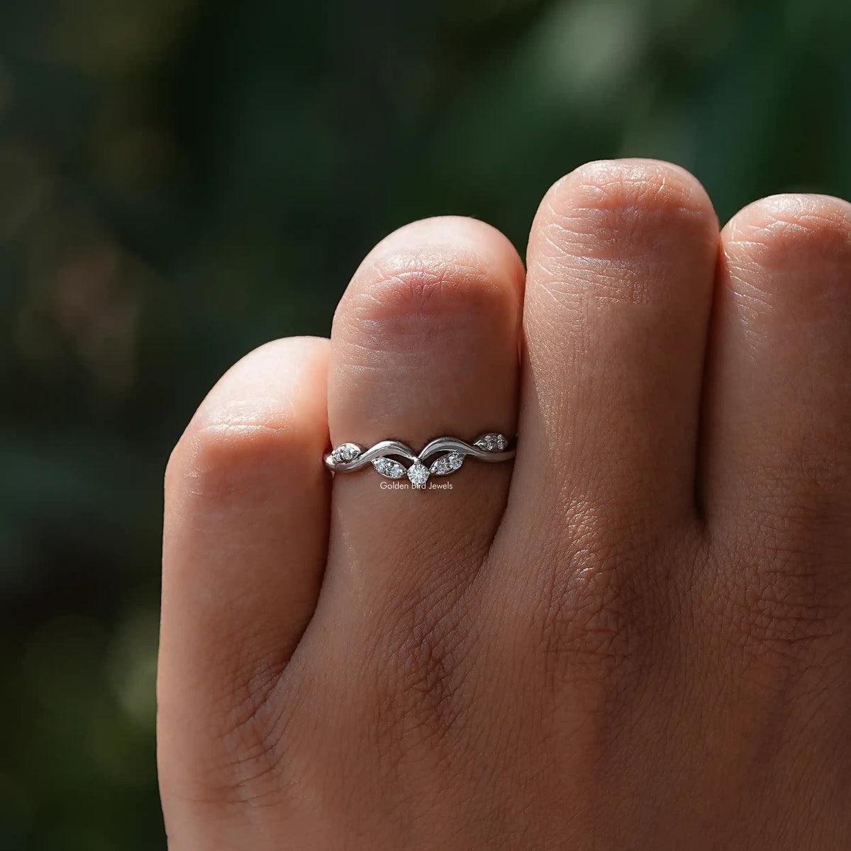 [Round Cut Moissanite Curved Wedding Bnad In 14K White Gold]-[Golden Bird Jewels]