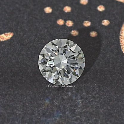 Round moissanite loose stone, top view, round brilliant-cut with bright reflective facets.